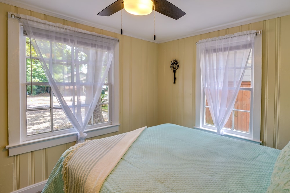 Cozy 3 Oaks Cottage in Gulfport: Close to Beach! view 5