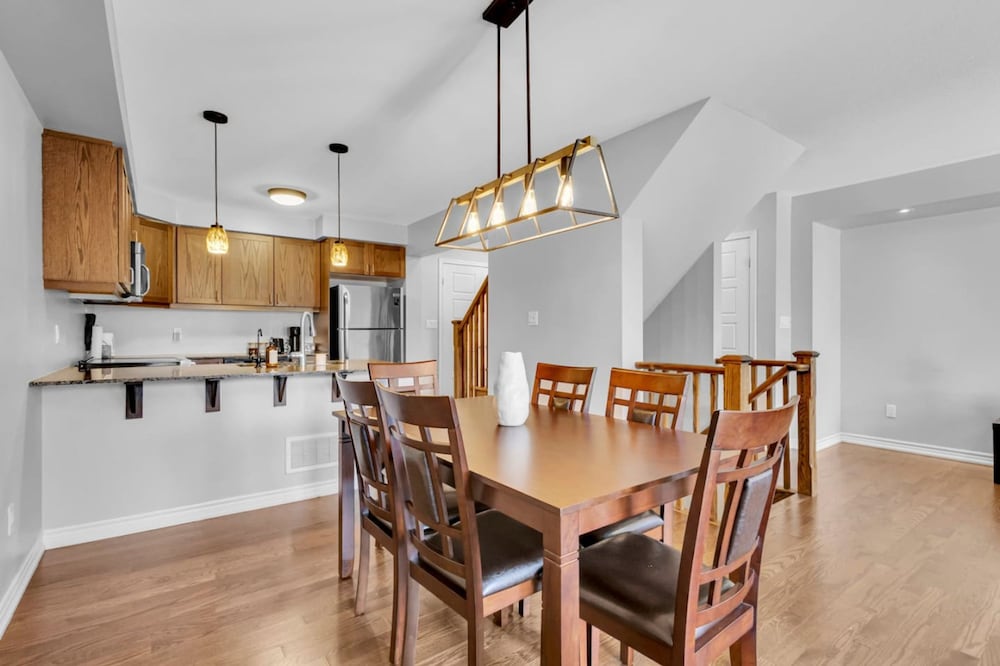 Cozy 3BR Home Parking Near Kitchener Attractions