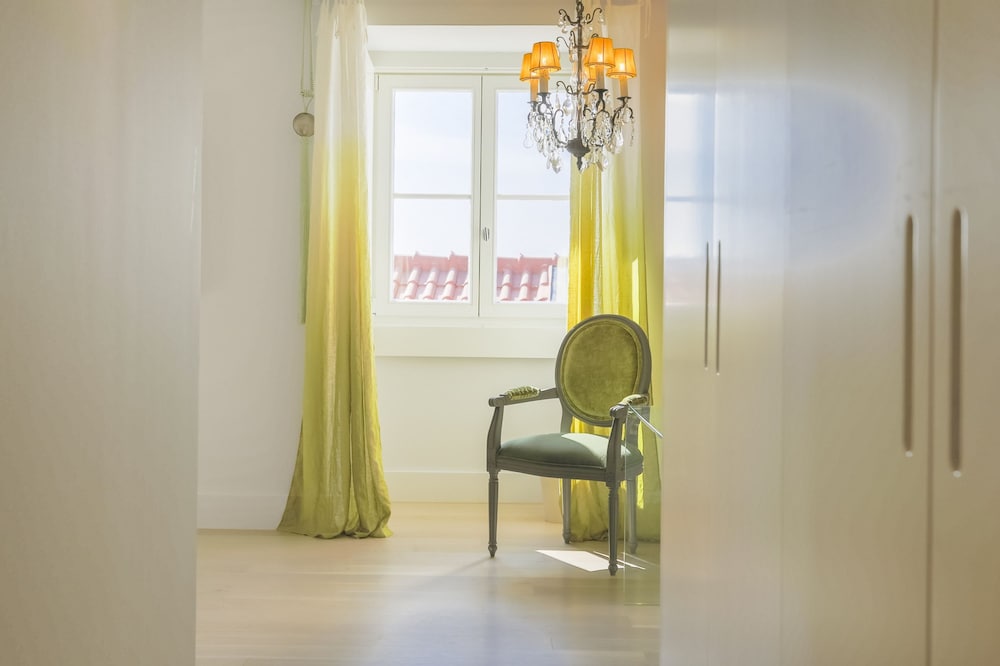 Chiado Rooftop Apartment by Cadenzalux