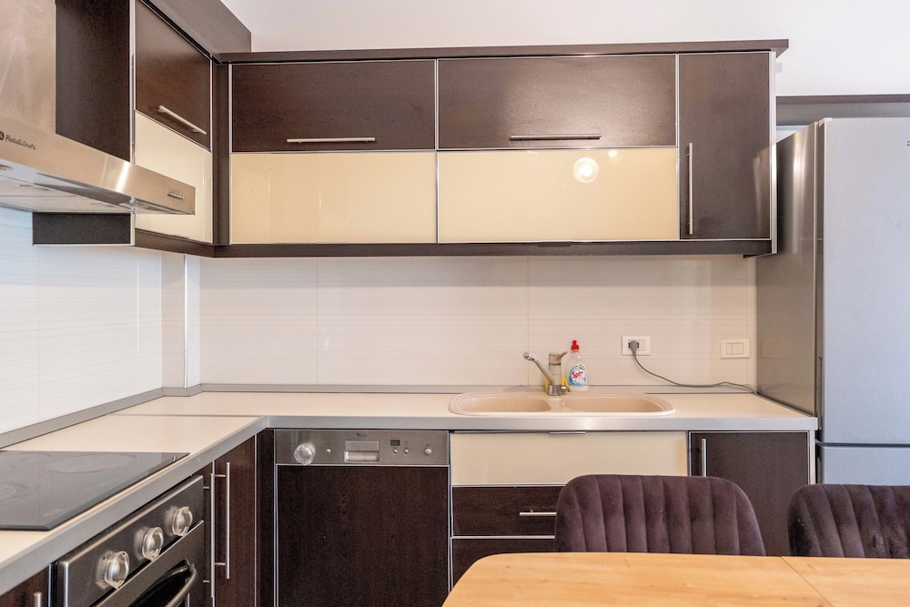 Tirent Apartment Komuna Parisit 2