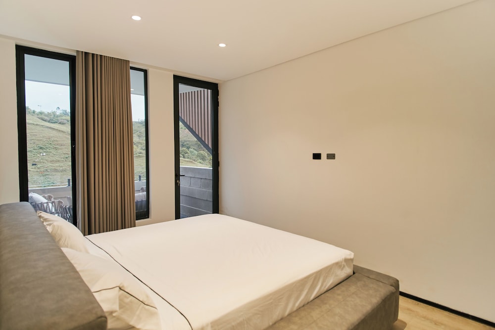 Roka Hotel
