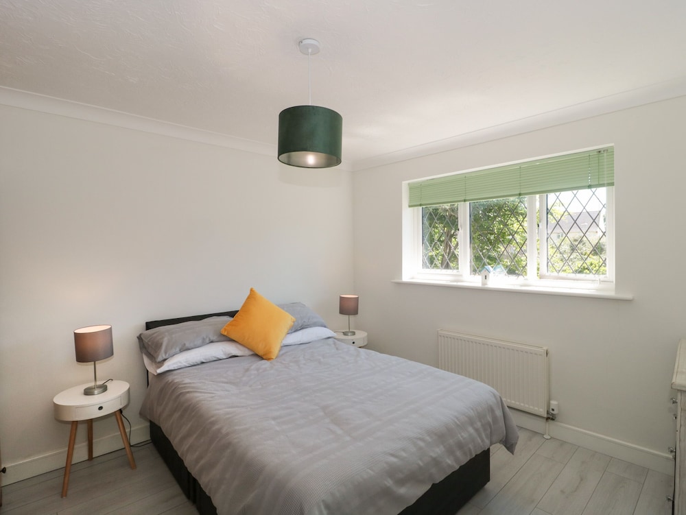 1 Charlotte Close