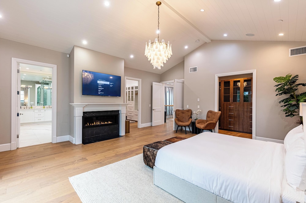 Otis Ave - Modern Farmhouse Retreat w/ Pool, Spa & Luxe Interiors