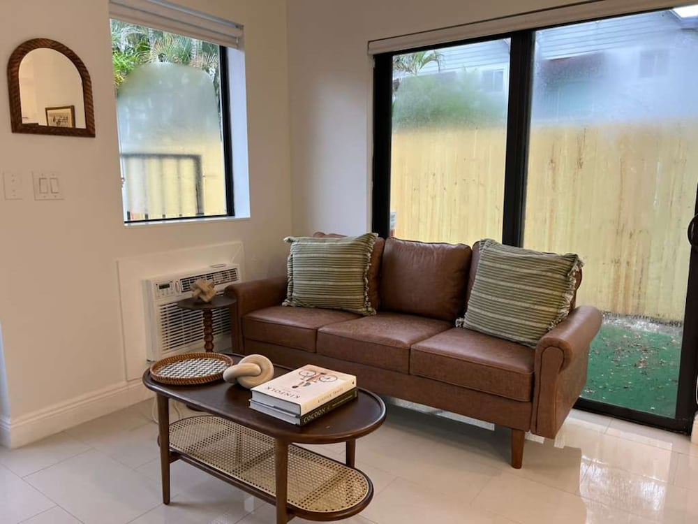 The Modern Oasis Queen Studio With Kitchen