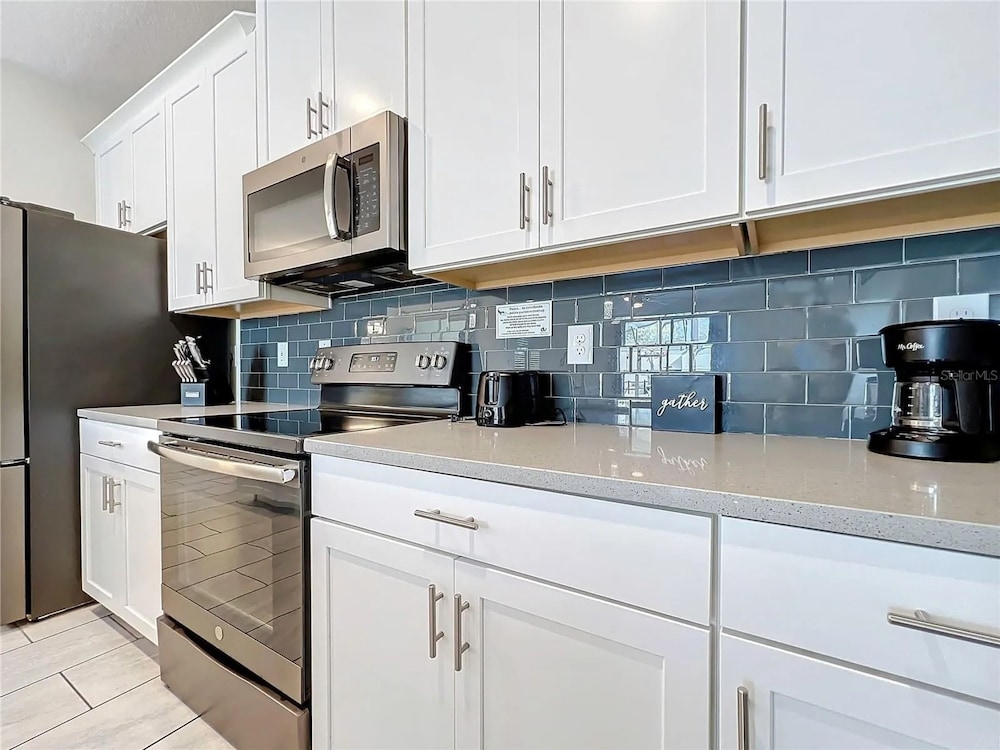 Stunning 4Bd w Pool Storey Lake 5019