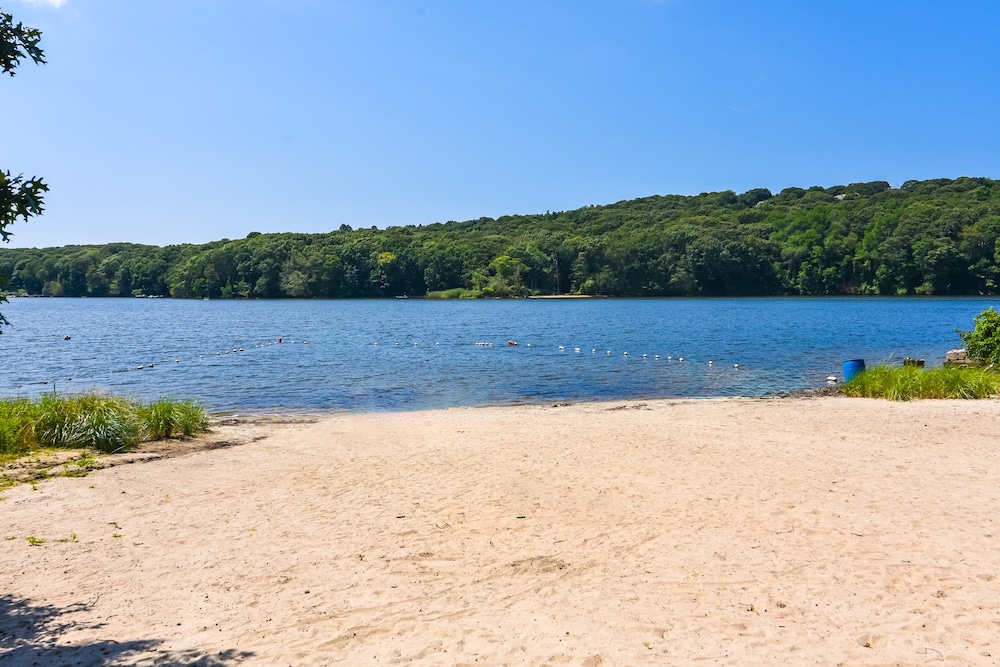 Home in Narragansett w/ Beach Access!