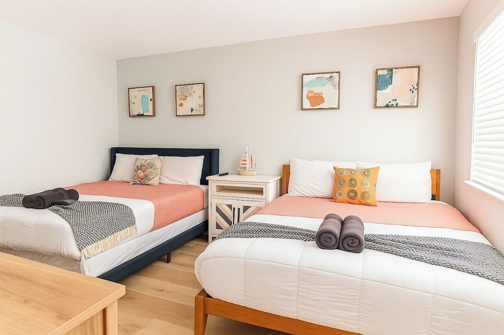 Beachside 1BR Apt - Walk to Hollywood Dania Beach