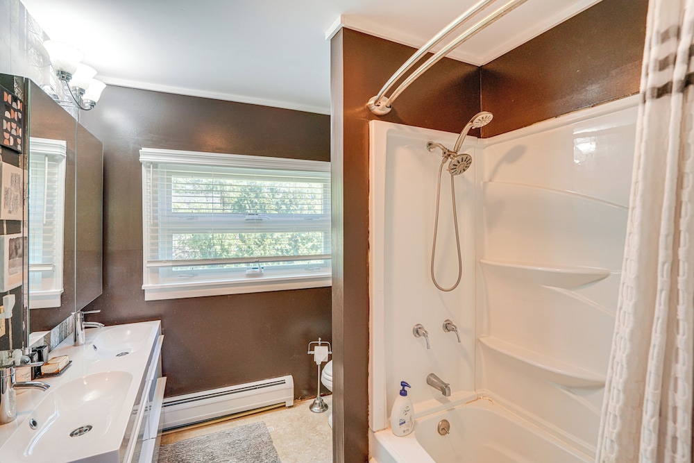 Family-friendly Richmond Cottage w/ Private Yard
