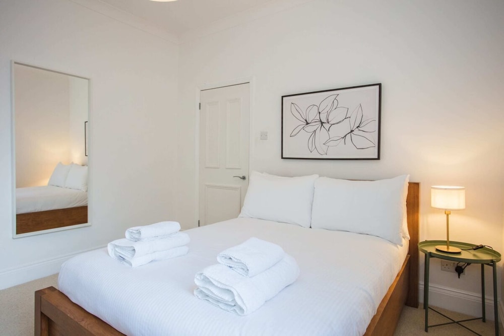 Stylish & Modern 3 Bed Flat in NW London With Garden