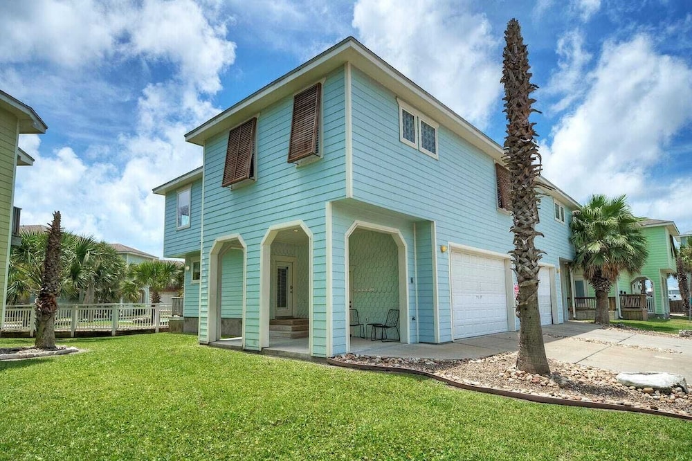 2 Homes in Las Palmeras by Avantstay Sleeps 18, Resort Pool + Private Patio Walk to Town, Golf Cart Zone