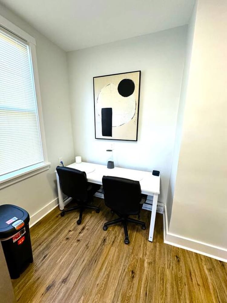 Modern Cozy Unit With King Bed
