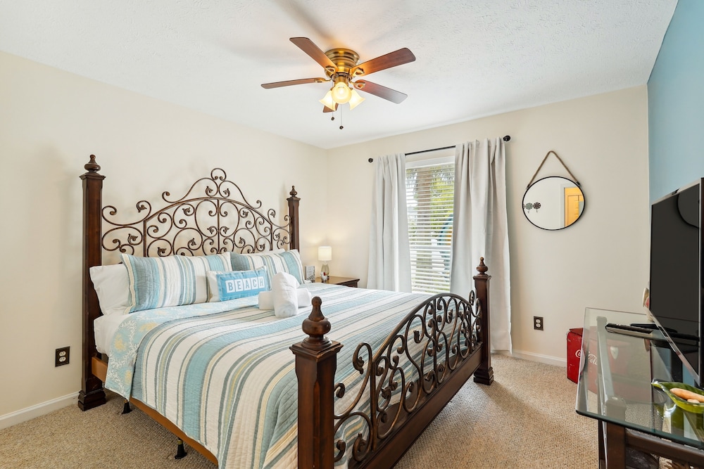 Breezy PCB Vacation Rental w/ Lanai, Walk to Ocean