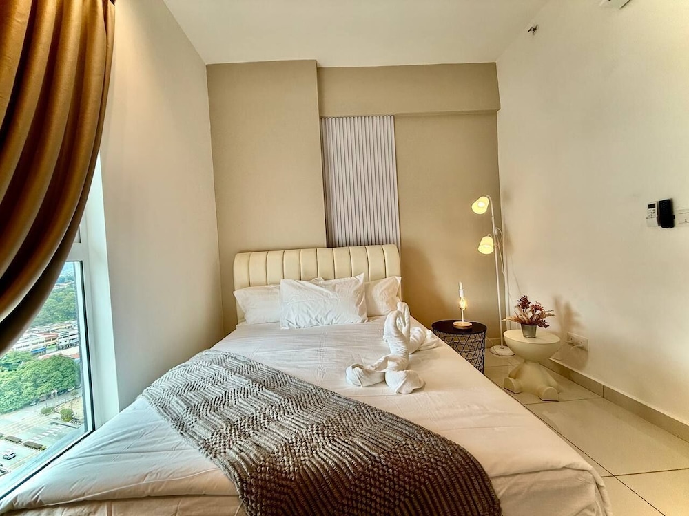 ICC Luxury Suites By Grab A Stay