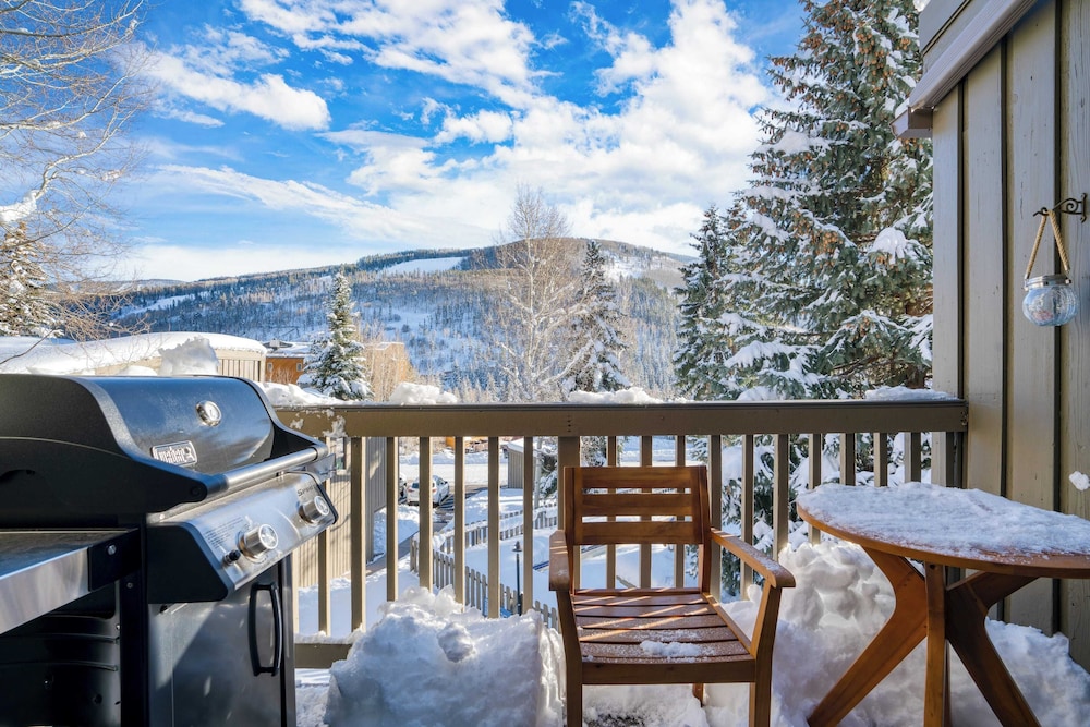 Vail Vista Mountain Retreat w/ Balcony & Views, Near Vail Ski Village