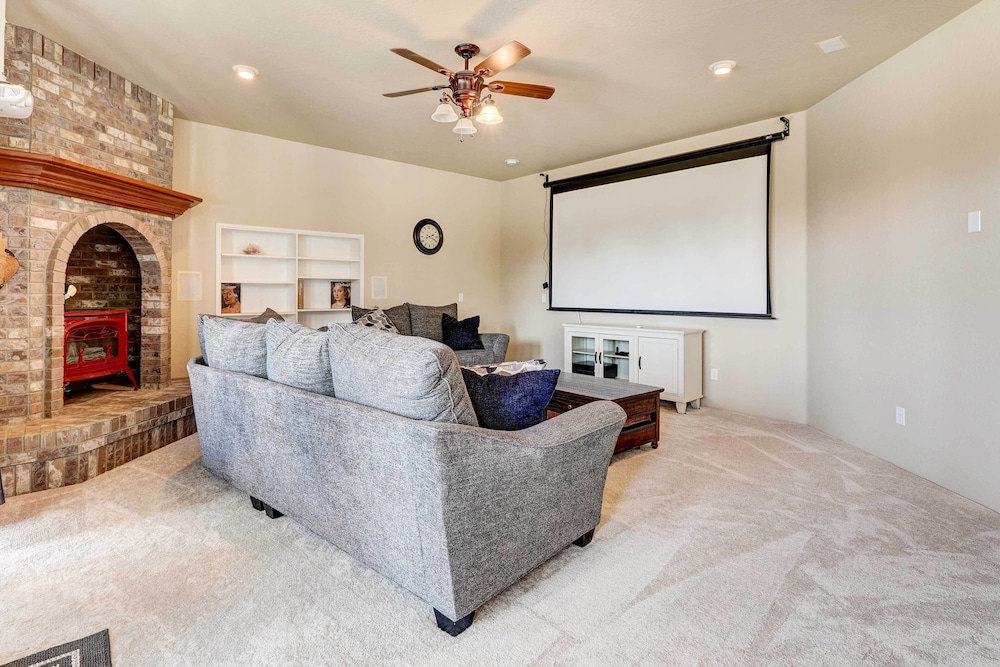 Chic Medford Retreat - Outdoor Pool & Sauna! view 4