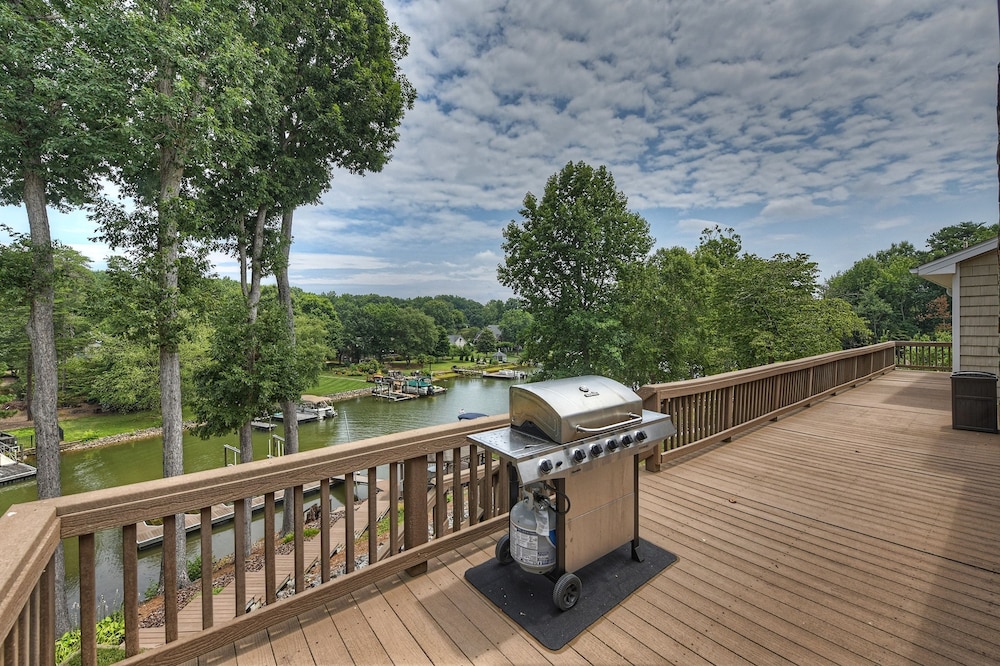 Shades of Summer by Avantstay Gazebo Dock View