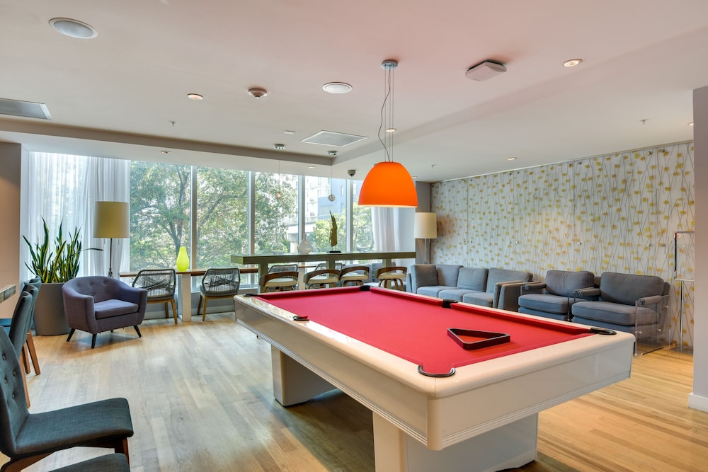 Luxe Downtown Miami Apt: Balcony, Pools, City View