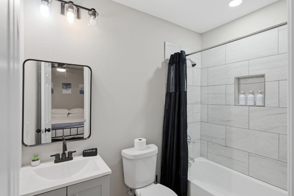 Cozy 3BR Suite Insuite Laundry Min to Downtown