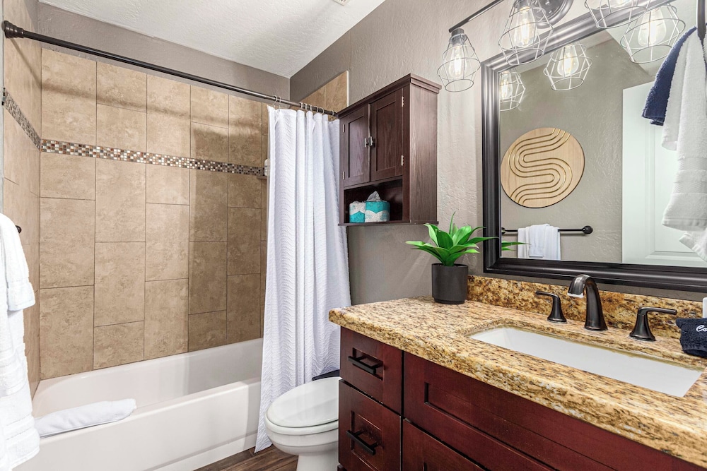 Walk to Old Town & Giants Stadium! Unit w/ Pool