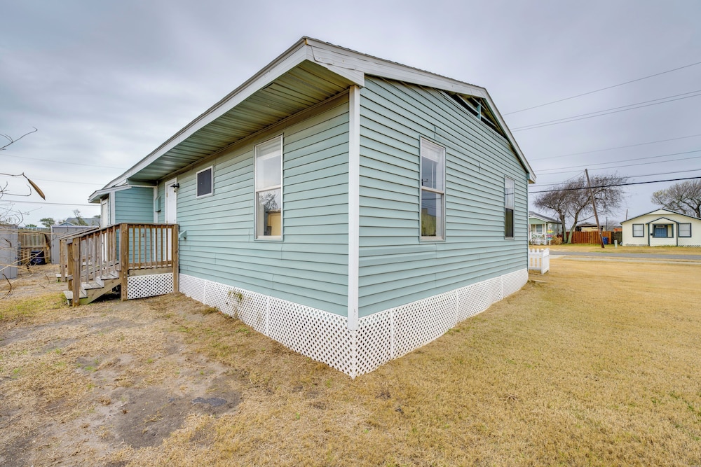 Walk to Beach & Pier: Updated Abode in Rockport!