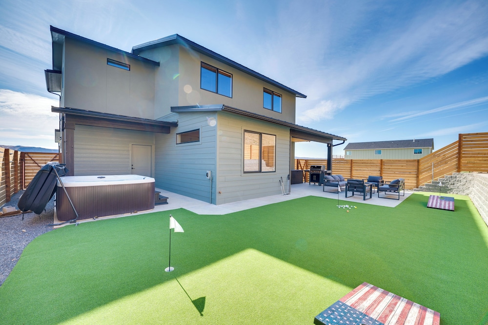 Hot Tub & Water Views: High-end Vantage Retreat