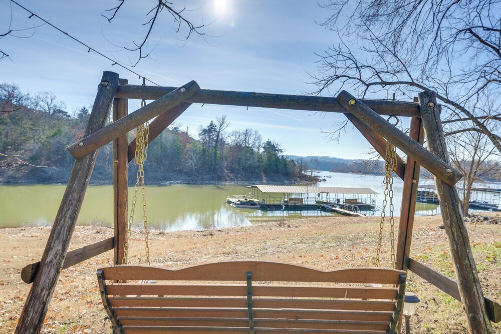 Cozy Table Rock Lake 'boathouse' w/ Pool Access
