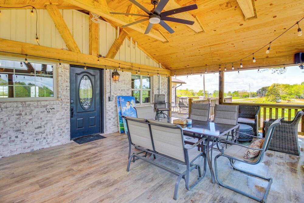Deck & Yard: 'margy's Farmhouse' in Jasper