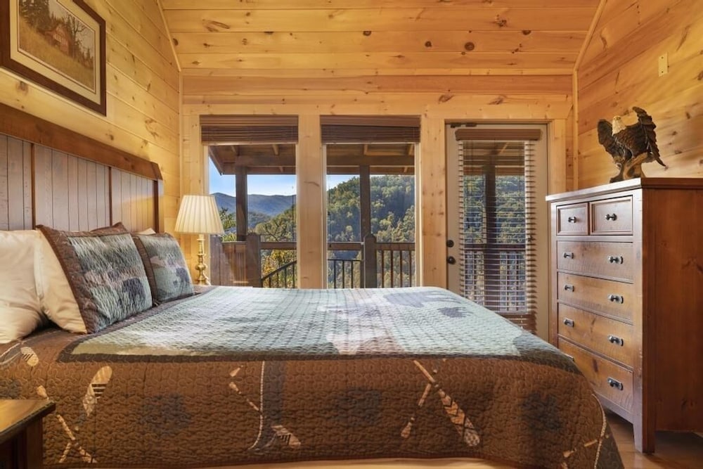 Eagle's Nest - 3 Bedrooms, 3.5 Baths, Sleeps 10 Home by RedAwning