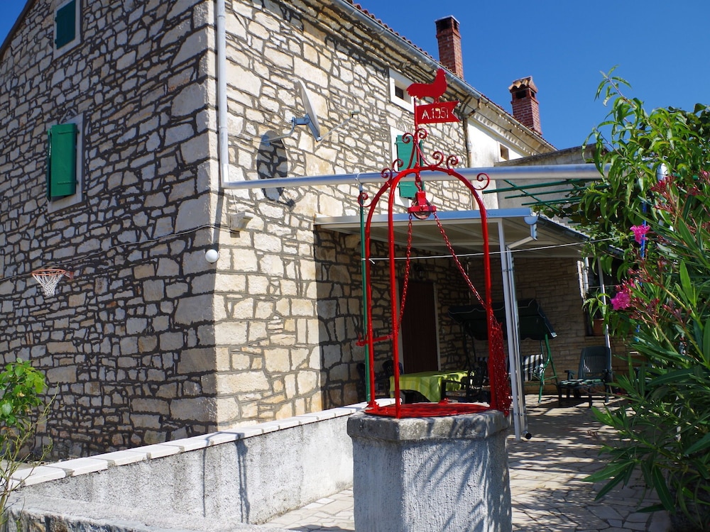 Country House in Rakalj With Scenic Sea Views view 4