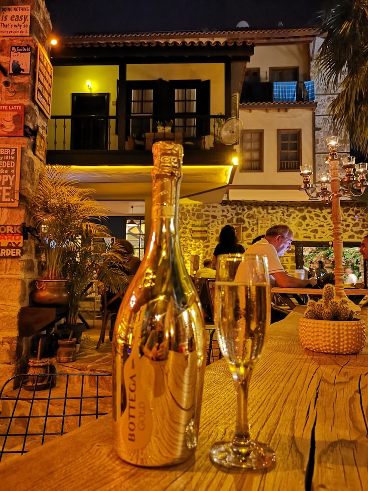 Old House Pub Hotels