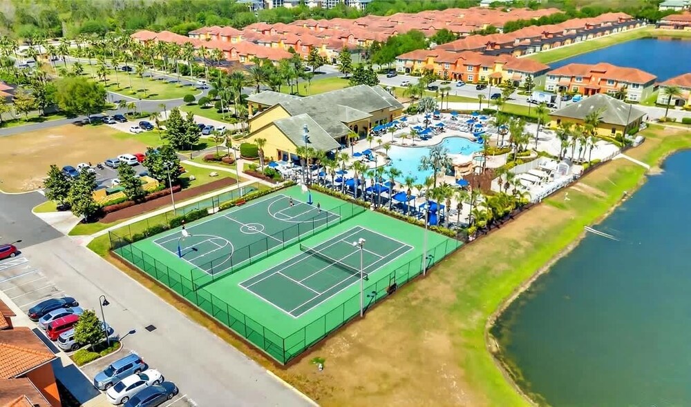 Paradise 4Bd w Private Pool Waterpark 8951