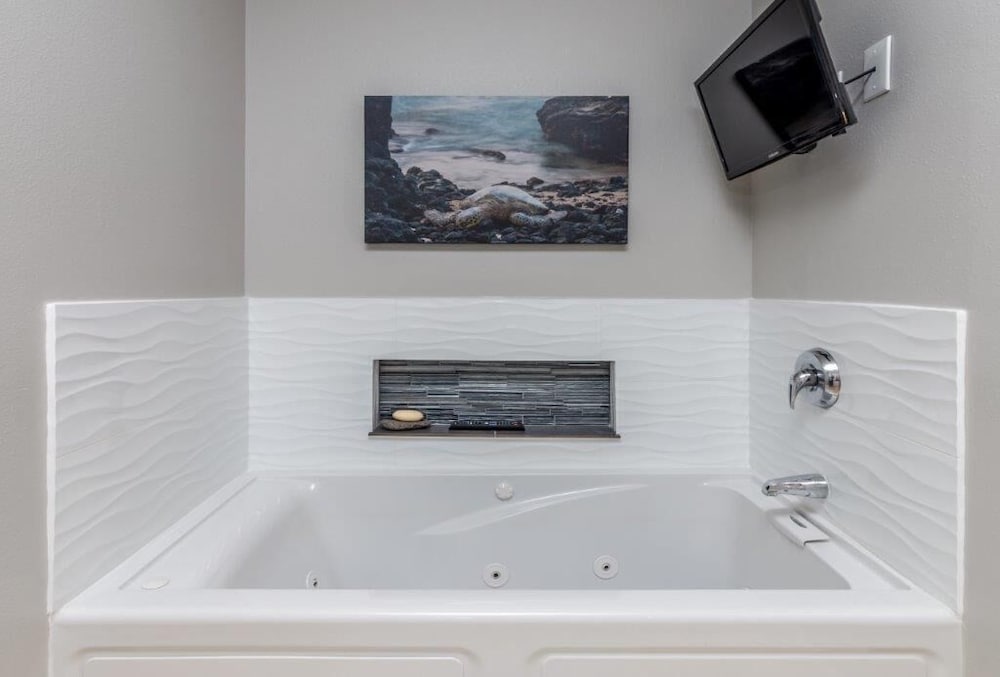 Well-equipped - Close to Beaches - In-unit AC - Vrkcv