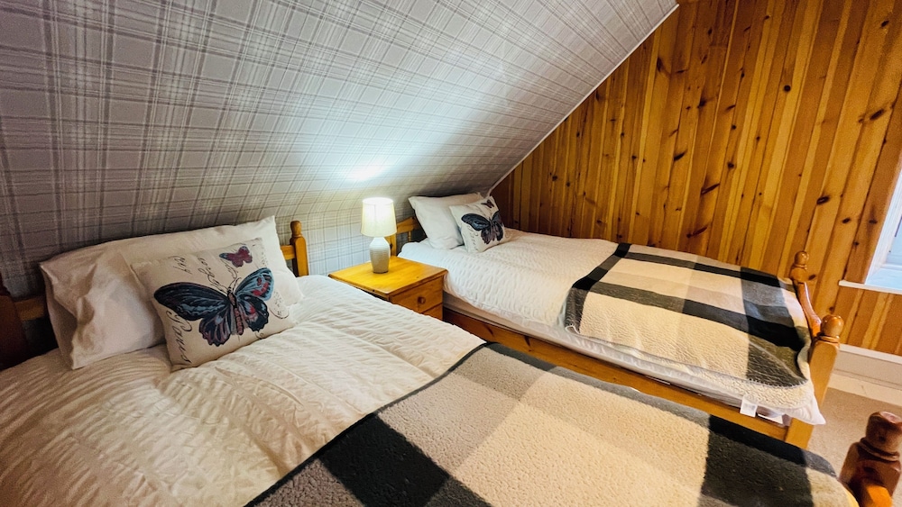 Traditional Highland Cottage Near Loch Ness-sleeps 6
