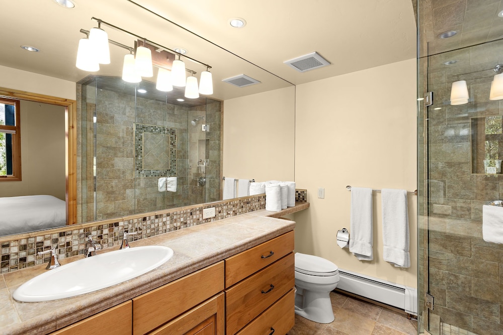 Fifth Avenue Condominiums by Frias