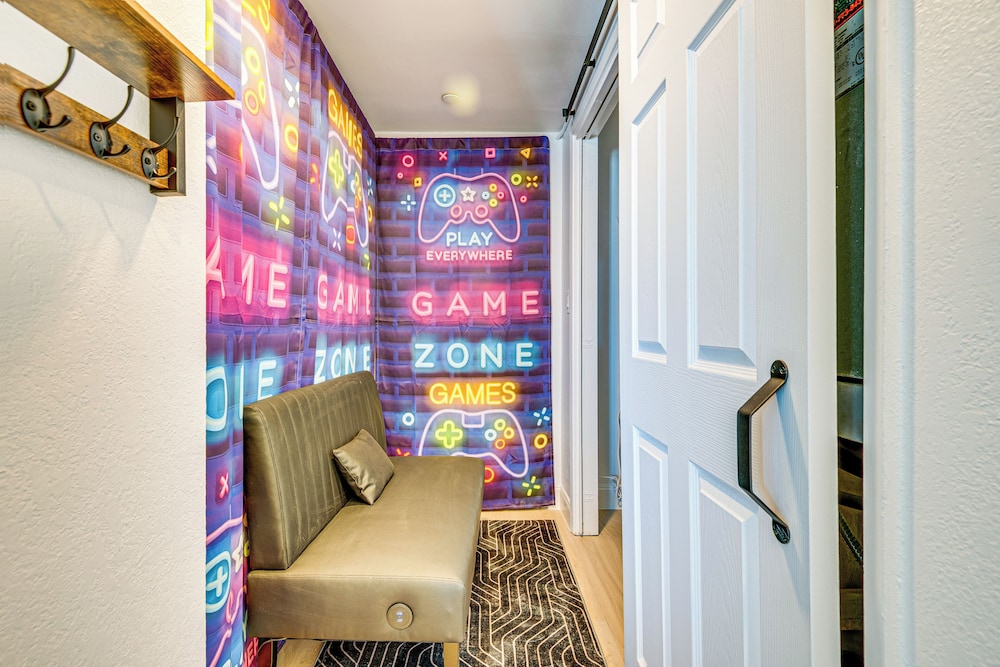 Steps to Ocean: Satellite Beach Condo w/ Balcony