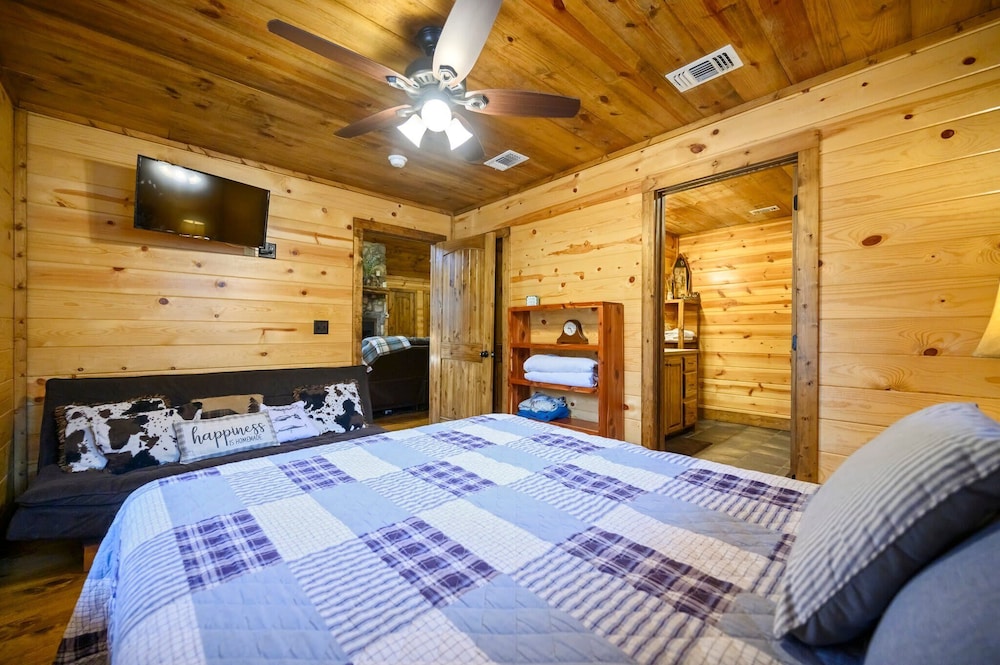 Whitetail Retreat Cabin for 13!