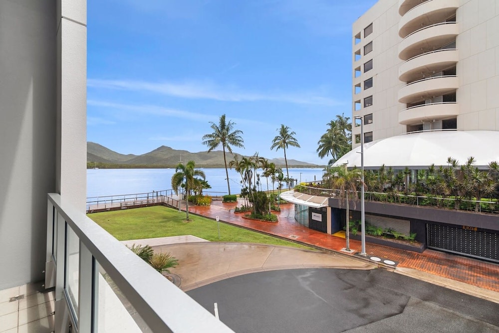 Lux Retreat - Waterfront Gym Prime Location - Image 3