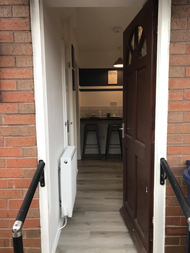 Modern 3-bed House With Parking Bamber Bridge, Preston view 2