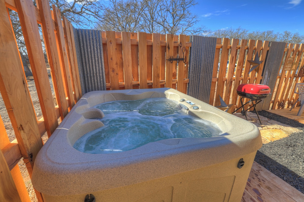 Texas Sawmill Cabin W/hot-tub, Pet-friendly, Minutes to Downtown!
