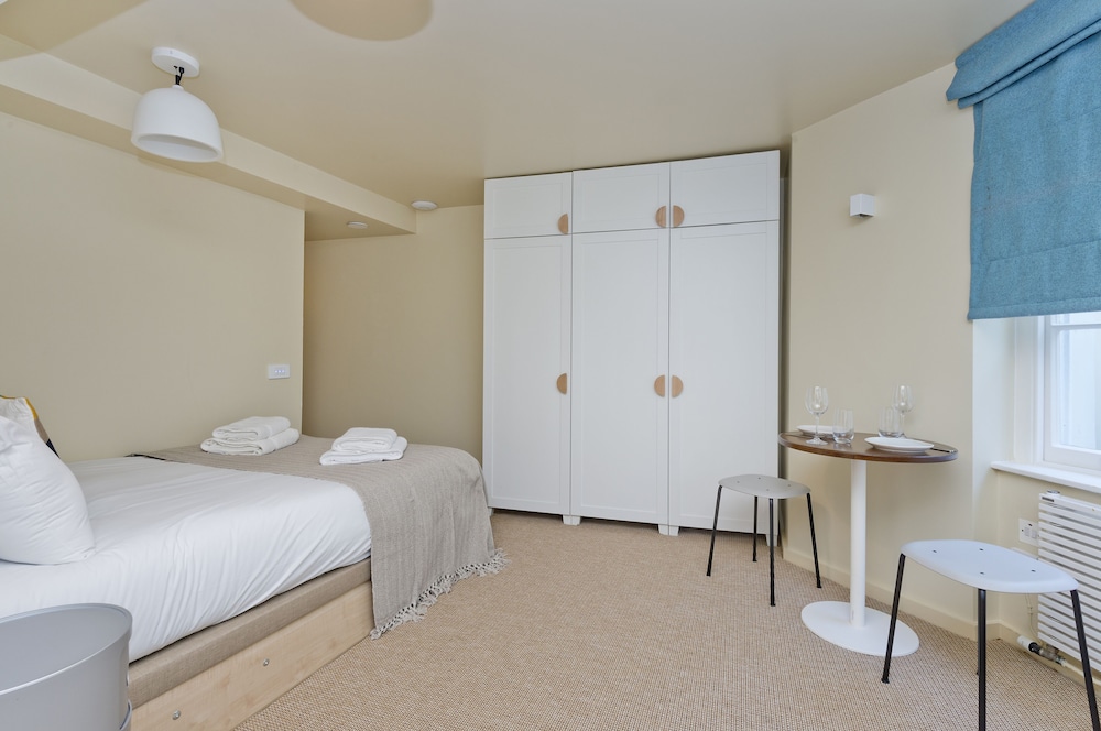 Spacious Lower Ground Studio in Primrose Hill