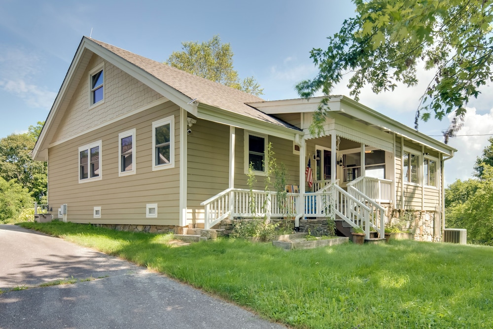 Getaway w/ Guest House - 6 Mi to Lake Glenville!