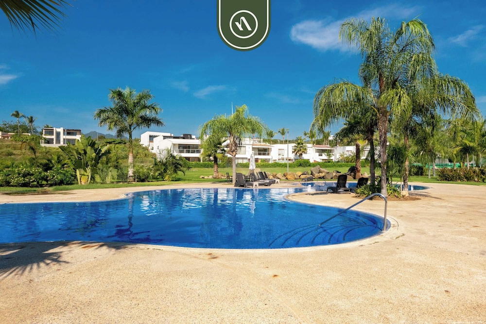 Oceanfront 3BR Condo With Beach Club - Pool