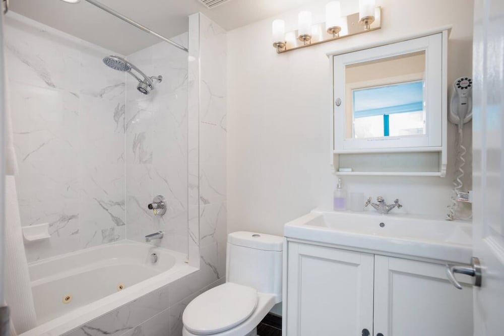 Beautiful 2 Bdrm 2bath Condo Downtown With Views of the Ocean