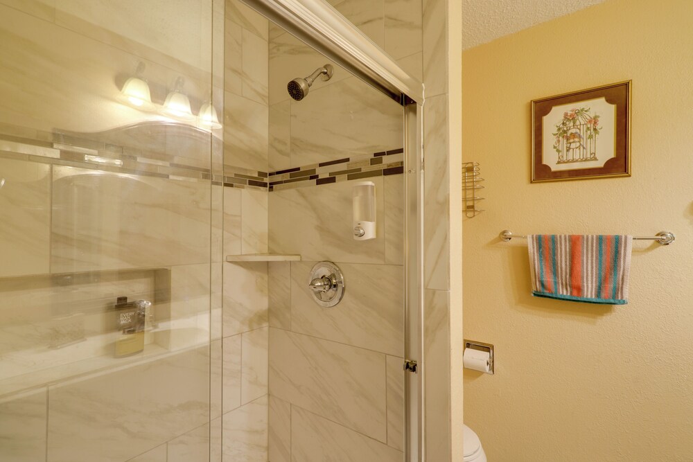 Houston Townhome 4 Mi to Airport: Central Location