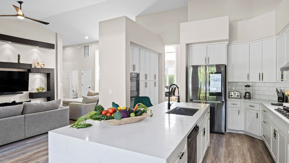 Private Pool, Outdoor Dining & Fireplace Near North Scottsdale Hotspots Desert Luma by Avantstay