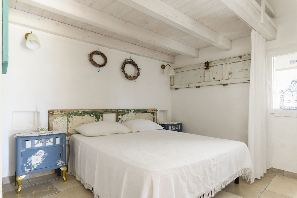 Trullo Mandorlo by Wonderful Italy