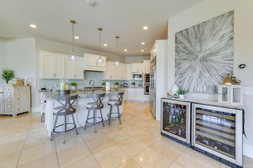 Waterfront Luxury Gilbert Retreat w/ Pool  Spa! - Property Image 3