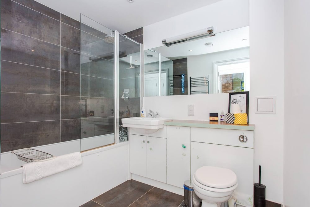 Cosy 2 Bedroom Apartment With Great Outdoor Balcony