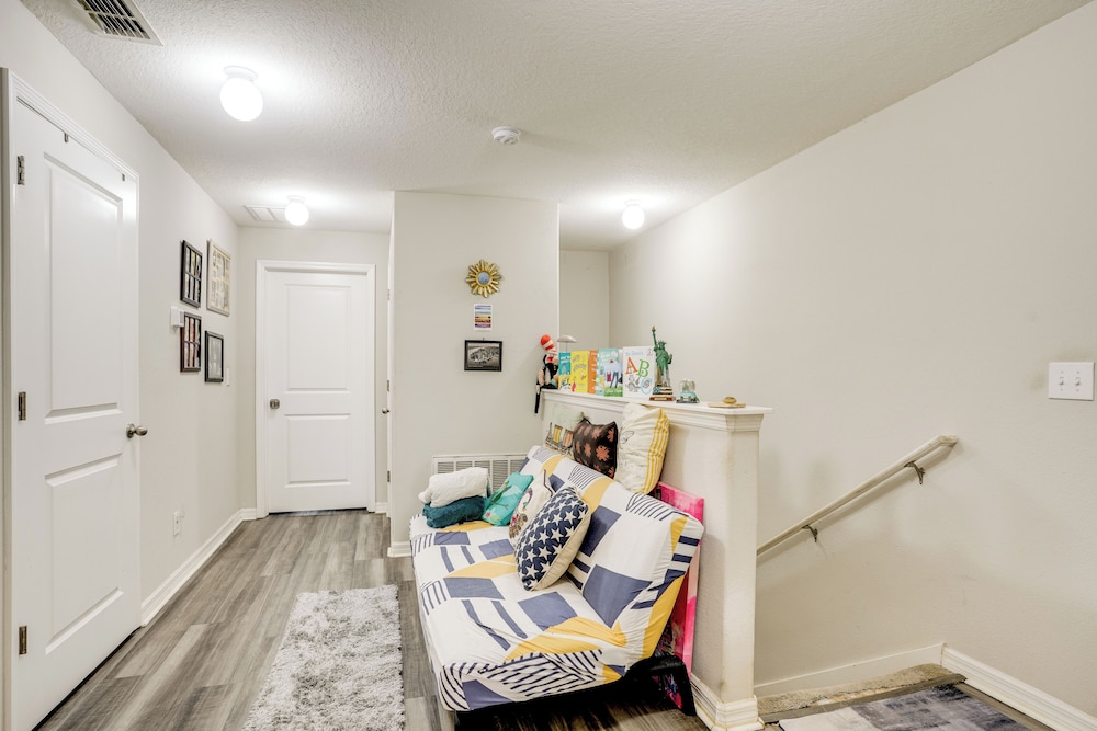 4 Mi to Brandon Exchange: Resort-style Townhome!