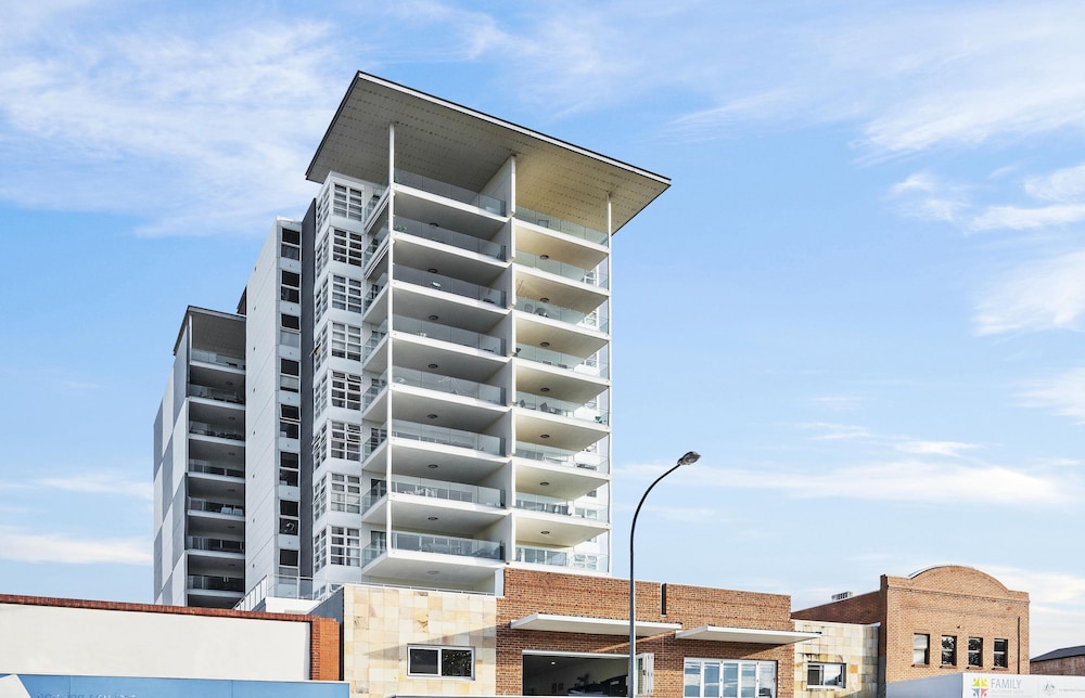 Hotel Beau Monde Apartments Newcastle - Worth Place Apartment - Image 1